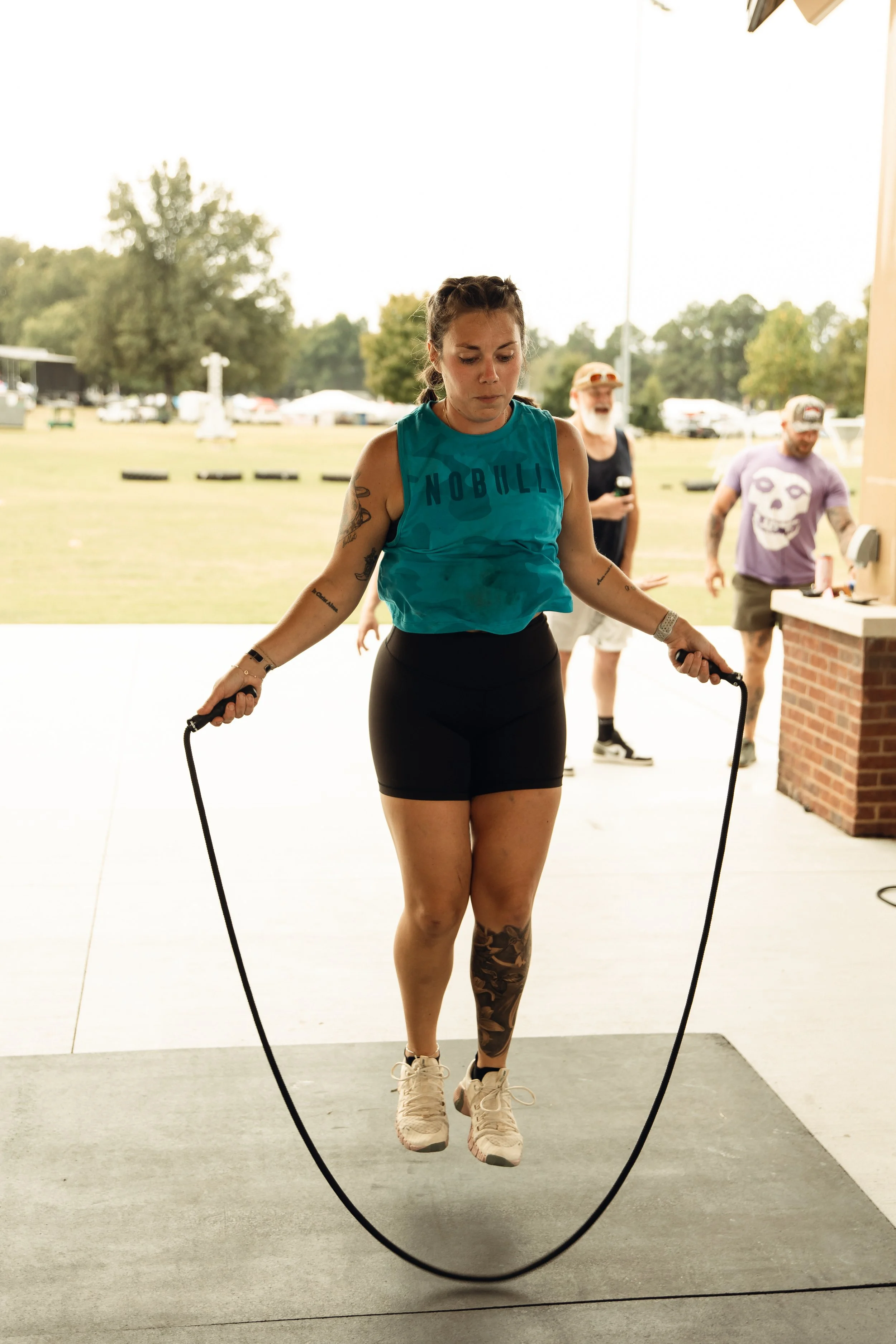 Judge counting reps for a competing athlete